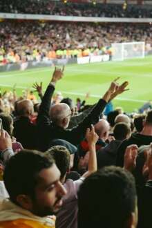 Imagem genérica de adeptos em estádio de futebol