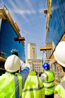 Construtores civis e fiscais durante obra