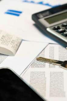 Calculadora, dinheiro, documentos