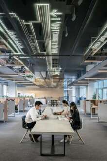 Pessoas num escritório.