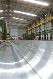 Interior de uma fábrica de produção de alumínio