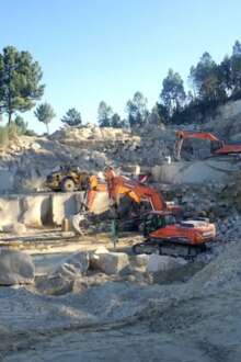 Trabalhos de exploração de terreno para setor de comercialização de granito