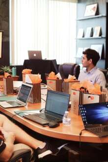 Grupo de trabalhadores em reunião