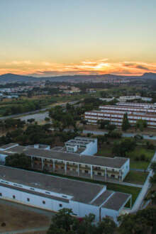 Imagem aérea do Campus do Instituto Politécnico de Setúbal, nesta cidade, com um por do sol atrás.