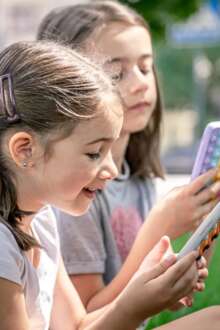 Limites de idade para crianças e jovens em redes sociais aprovados pelo Parlamento