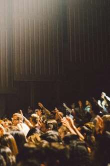 Imagem geral de estudantes universitários em sala de aula