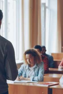 Docente e alunos em aula universitária