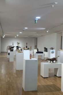 Sala da exposição de esculturas e pinturas Otawara-Bragança. 