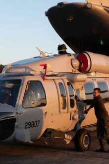 Chegada de um helicóptero Black Hawk à Força Aérea Portuguesa.