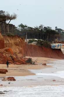 Algarve com 35 praias afetadas por instabilidade em arribas e recuo do areal