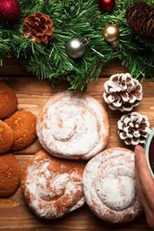 Mesa com vários doces de Natal
