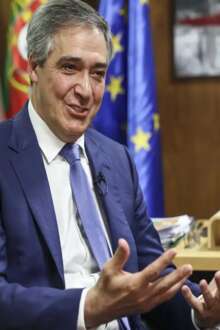 Na foto, o presidente da Estrutura de Missão Recuperar Portugal, Fernando Alfaiate, sentado à secretária a conversar.