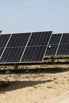 Vários painéis solares