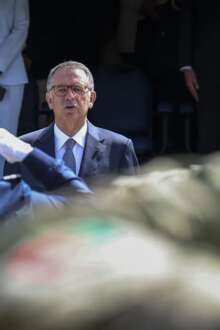 Seguro na cerimónia do Dia do Combatente.