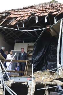 Seguro visita casa destruída pelas tempestades.