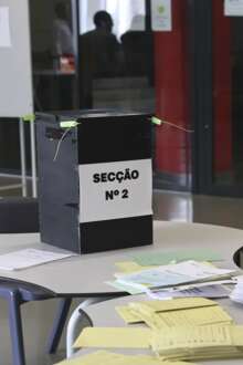 Emigrantes podem ter de votar na segunda volta com boletins da primeira