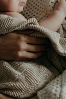 Bebé ao coloca de uma senhora