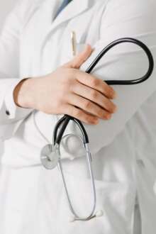 Médico de pé com estetoscópio