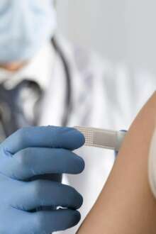 Vacina da gripe de dose elevada deve ser alargada a maiores de 65 anos, defendem farmácias