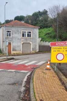 Uma estrada em Coimbra, onde se lê o sinal de estrada cortada.