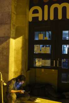 Imigrantes marcam lugar, durante a noite, à frente da AIMA.