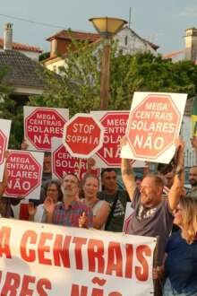 pessoas com cartazes em manifestação