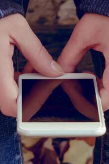 Telemóvel nas mãos de uma pessoa.