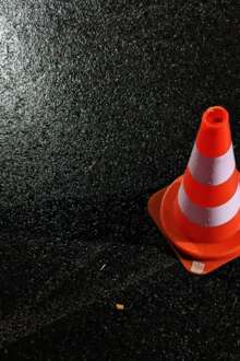 Pino na estrada a sinalizar perigo