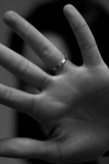 Mulher a esconder o rosto com a mão. Imagem Ilustrativa