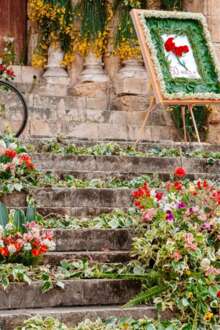 flores em escadaria