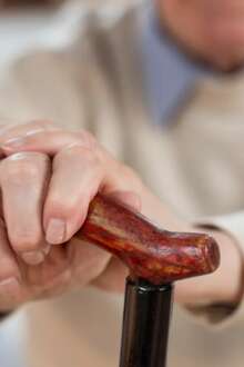 Idoso a segurar bengala