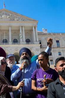 Imigrantes na frente do Parlamento