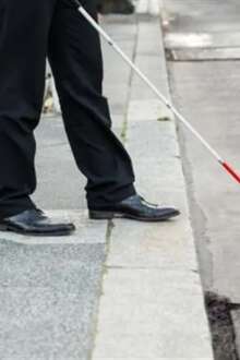 pessoa invisual a passar a passadeira