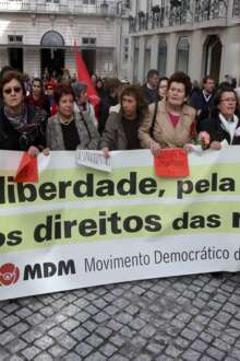 Dezenas de mulheres em manifestação