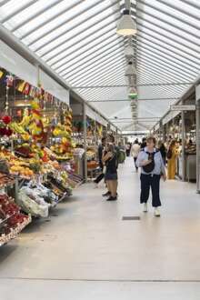 Corredores do mercado do Bolhão com frutas em destaque