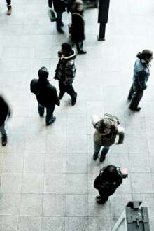 Pessoas a caminhar na rua