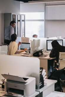 Escritório com trabalhadores