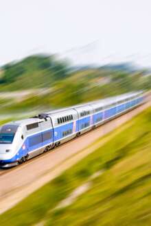 Comboio de alta velocidade a atravessar linha