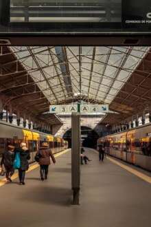 Imagem da estação de São Bento, no Porto, com dois comboios da CP.