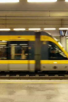 Carruagem do metro na estação da Trindade, no Porto