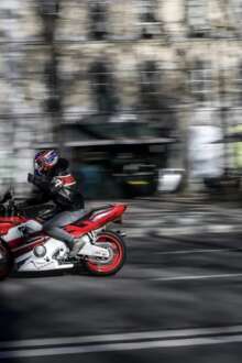 Motociclista em andamento