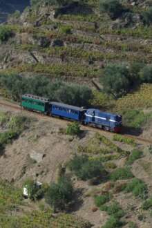 Comboio a circular na antiga linha do Corgo