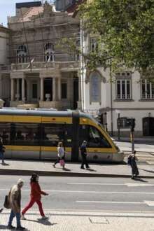 Entre a “prisão” do carro a um metro que custou milhões, Gaia tem uma mão cheia de desafios na mobilidade