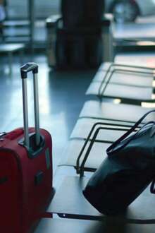 Malas feitas em ponto de espera de transportes