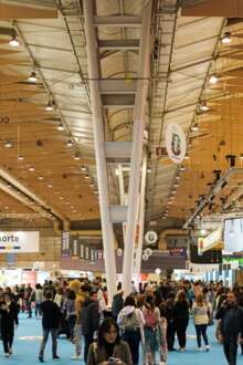 A BTL cheia de gente, com vários expositores.