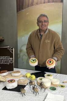 Imagem ilustra Pedro Silveira com diversos tipos de queijos que estão presentes no Museu do Queijo, em Peraboa