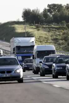 Carros na autoestrada em andamento.