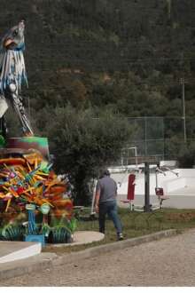 Artista da Covilhã transforma lixo em arte