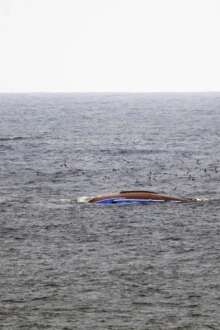 Embarcação naufragada ao largo da costa da Marinha Grande.