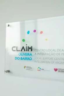 Sinalética afixada do CLAIM em Oliveira do Bairro